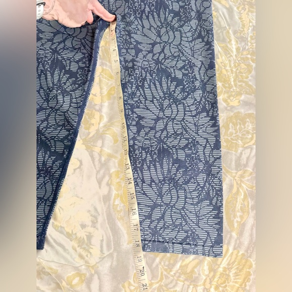 Fabletics Textured Gray Pattern Leggings - Picture 7 of 7